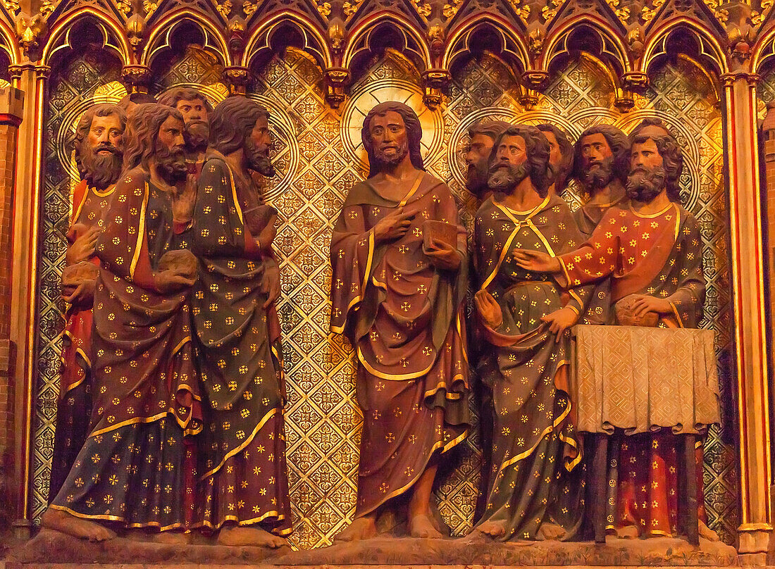 Jesus Christus Zwölf Jünger Holzpaneel Statuen Skulptur, Kathedrale Notre Dame, Paris, Frankreich. Notre Dame wurde zwischen 1163 und 1250 n. Chr. erbaut.