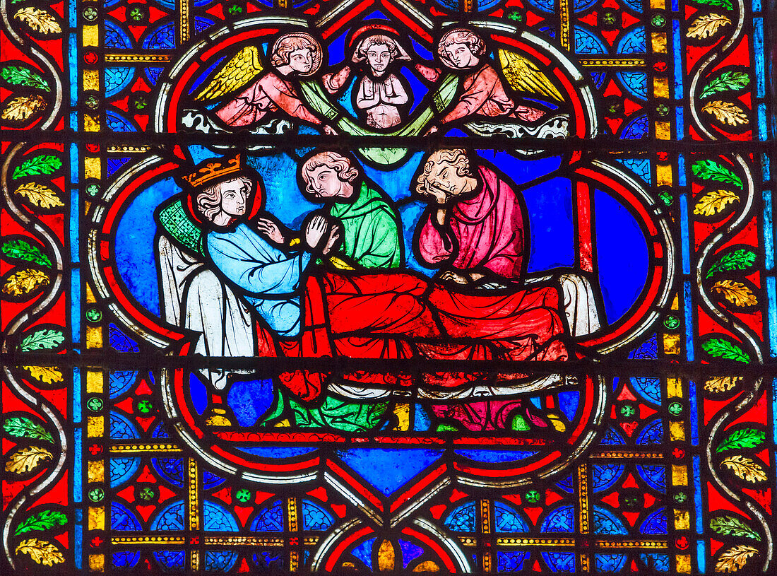 König Tod Bett Engel Mittelalterliche Geschichten Glasmalerei, Kathedrale Notre Dame, Paris, Frankreich. Notre Dame wurde zwischen 1163 und 1250 n. Chr. erbaut.