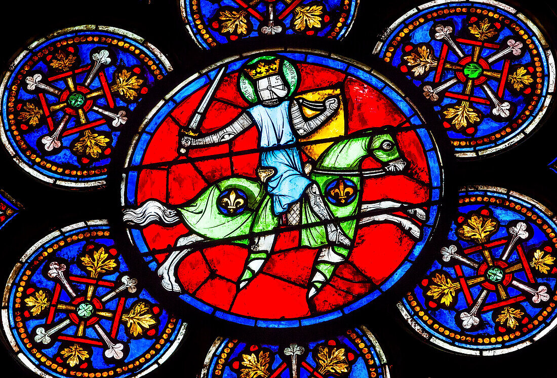 Glasmalerei des bewaffneten Ritters, Kathedrale Notre Dame, Paris, Frankreich. Notre Dame wurde zwischen 1163 und 1250 n. Chr. erbaut.