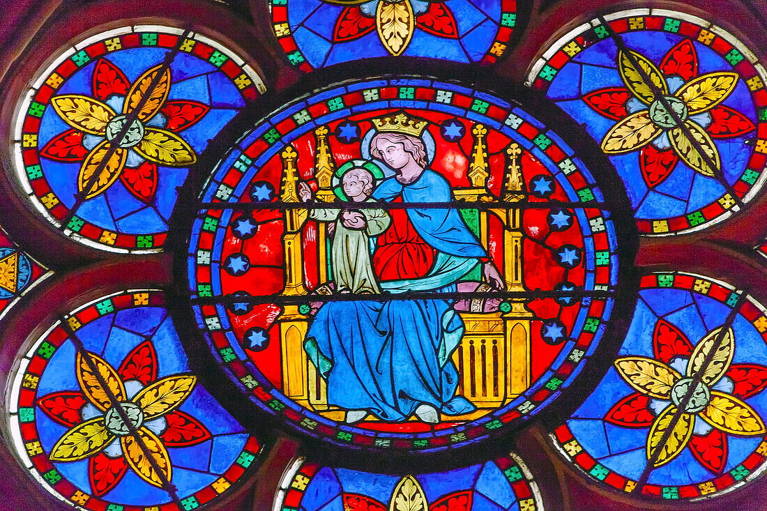 Jungfrau Maria, Jesus Christus, Glasmalerei, Kathedrale Notre Dame, Paris, Frankreich. Notre Dame wurde zwischen 1163 und 1250 n. Chr. erbaut.