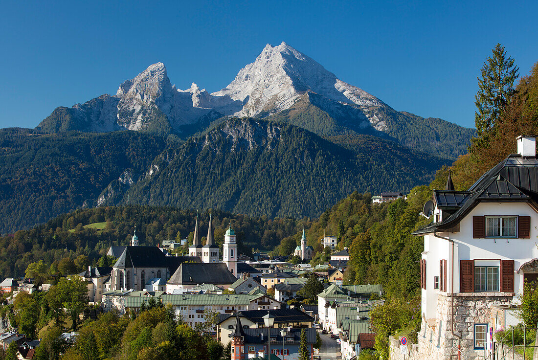 Der Watzmann erhebt sich über der Stadt Berchtesgaden, Bayern, Deutschland