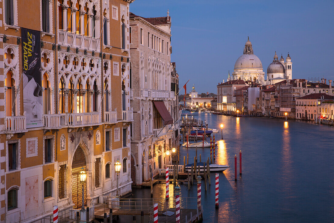 Dämmerung über den Gebäuden entlang des Canal Grande mit Santa Maria della Salute, Venedig, Venetien, Italien