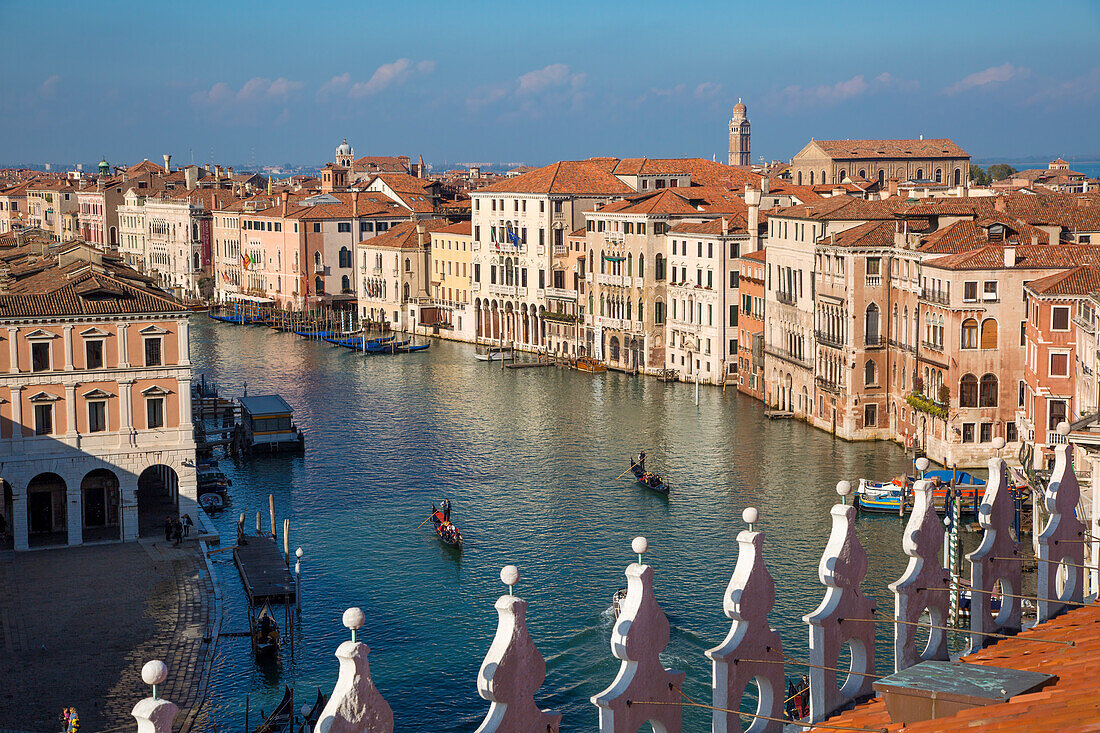 Blick vom Dach des Fondaco dei Tedeschi (geb. 1228) auf den Canal Grande, heute ein Kaufhaus neben der Rialto-Brücke, Venedig, Venetien, Italien