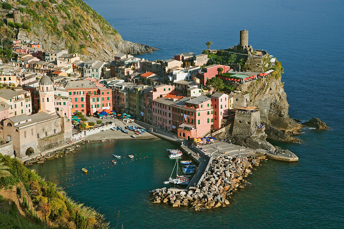 Italien, Vernazza. Überblick über Stadt und Meer