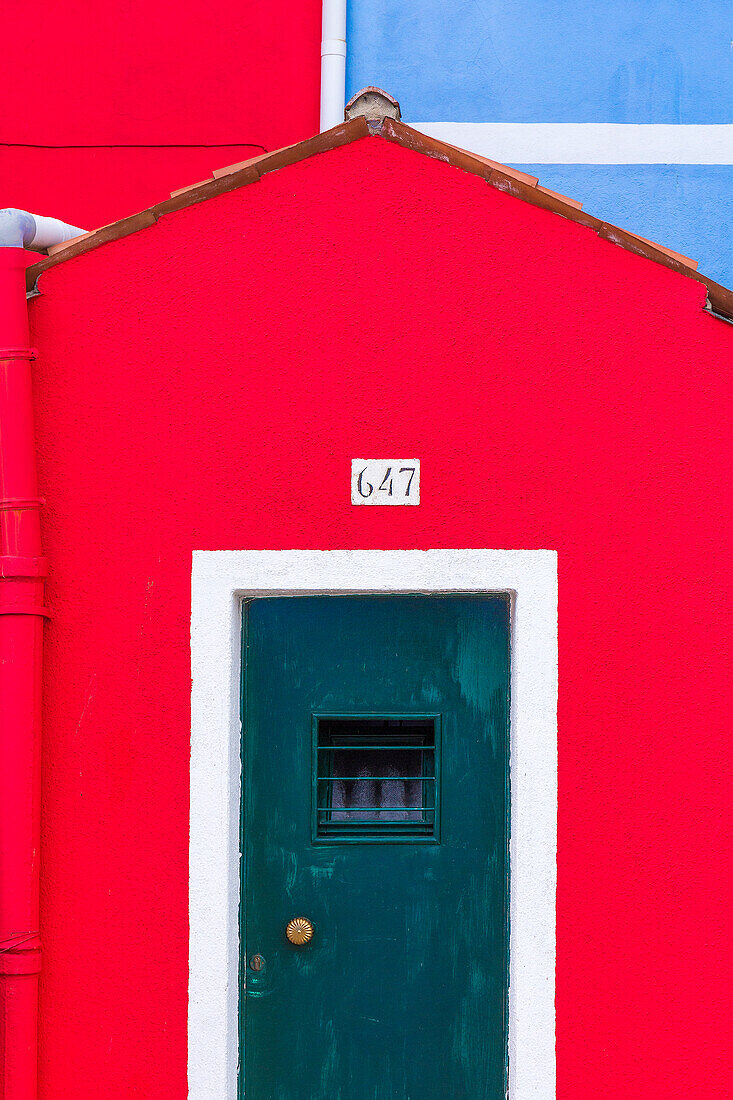 Italien, Burano. Buntes Haus außen