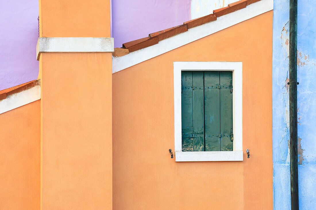 Italien, Burano. Pastellfarbene Hauswände