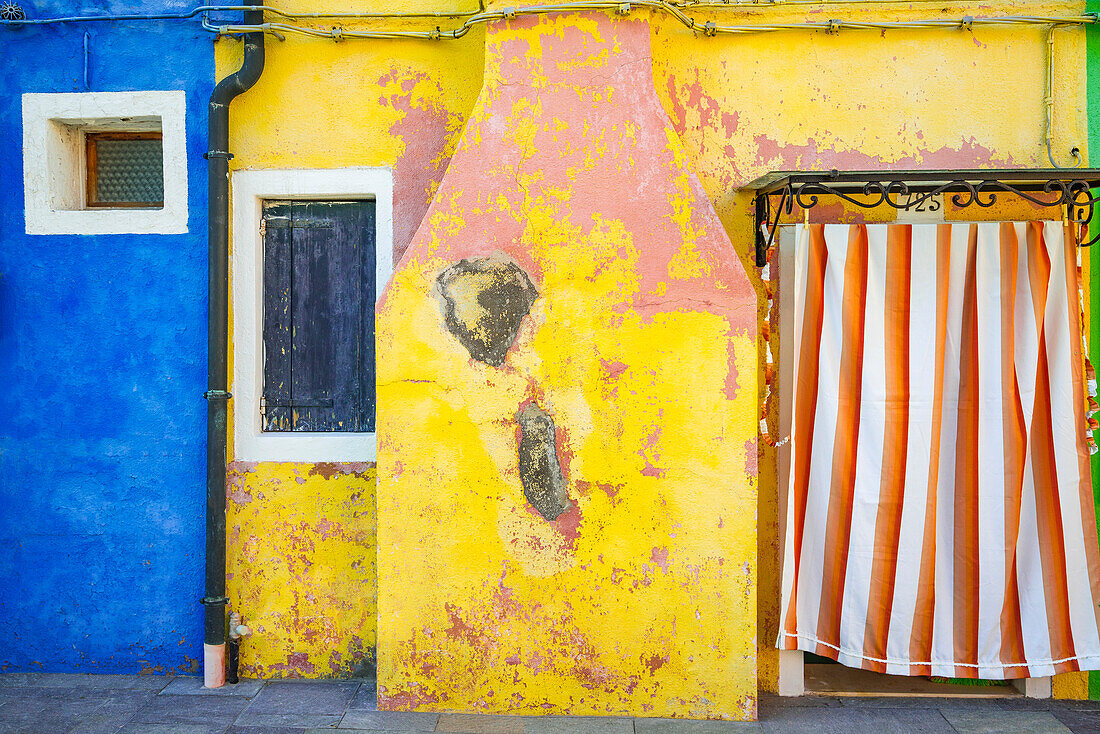 Italien, Burano. Verwittertes Haus außen