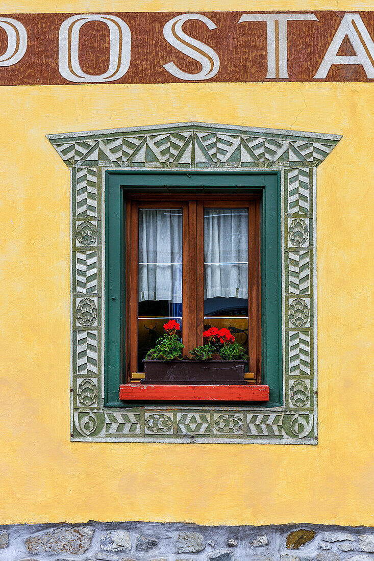 Italien, Corvara. Hotelfenster mit Pflanze