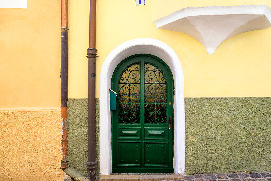 Italien, Bressanone. Buntes Haus außen