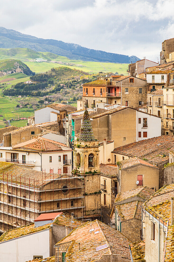 Italien, Sizilien, Provinz Palermo, Gangi. Blick auf die Stadt Gangi in den Bergen von Sizilien.