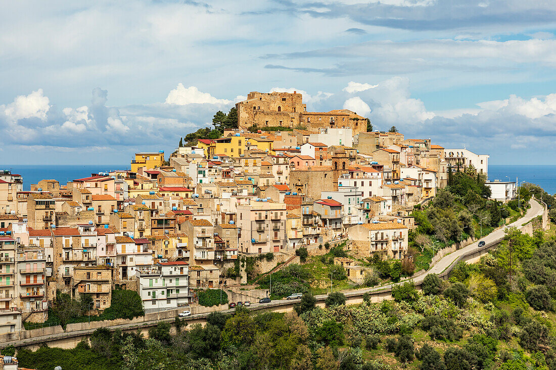 Italien, Sizilien, Provinz Messina, Caronia. Die mittelalterliche Hügelstadt Caronia, die um eine normannische Burg herum gebaut wurde.
