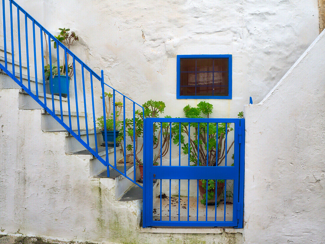 Italien, Apulien, Brindisi, Itria-Tal, Ostuni. Blaue Geländer und Tore in den Gassen und Straßen der Altstadt von Ostuni.