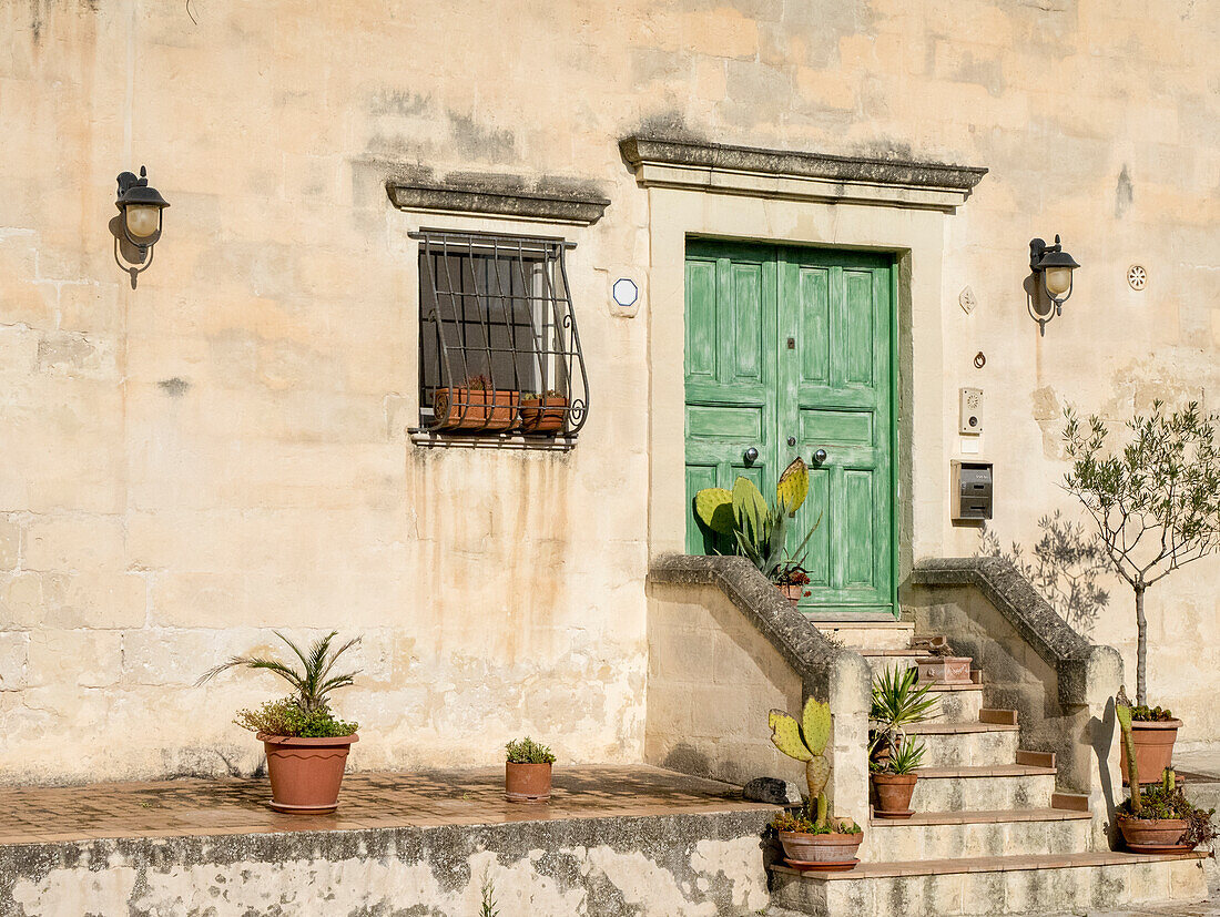 Italien, Basilikata, Matera. Pflanzen schmücken die Außenmauern der Sassi-Häuser.