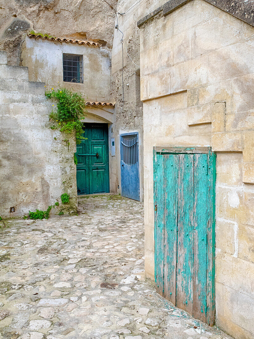 Italien, Basilikata, Matera. Türen in einem Innenhof in der Altstadt von Matera.