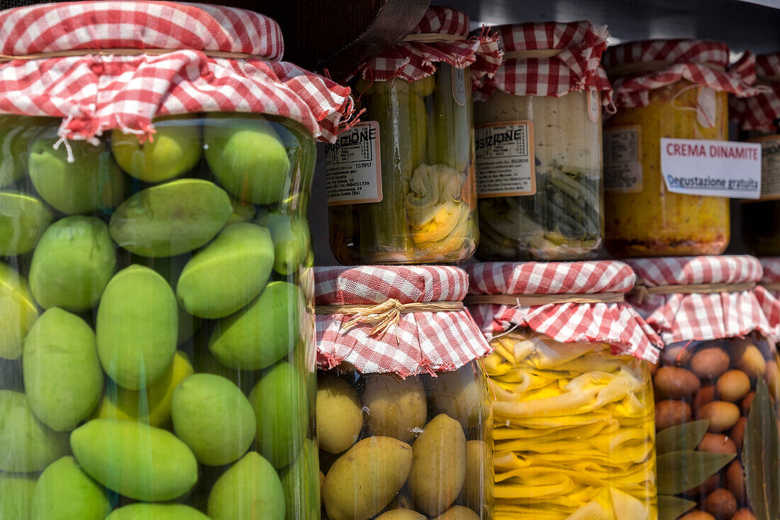 Verkauf von eingemachten grünen Oliven und Gemüse, Alberobello, Italien