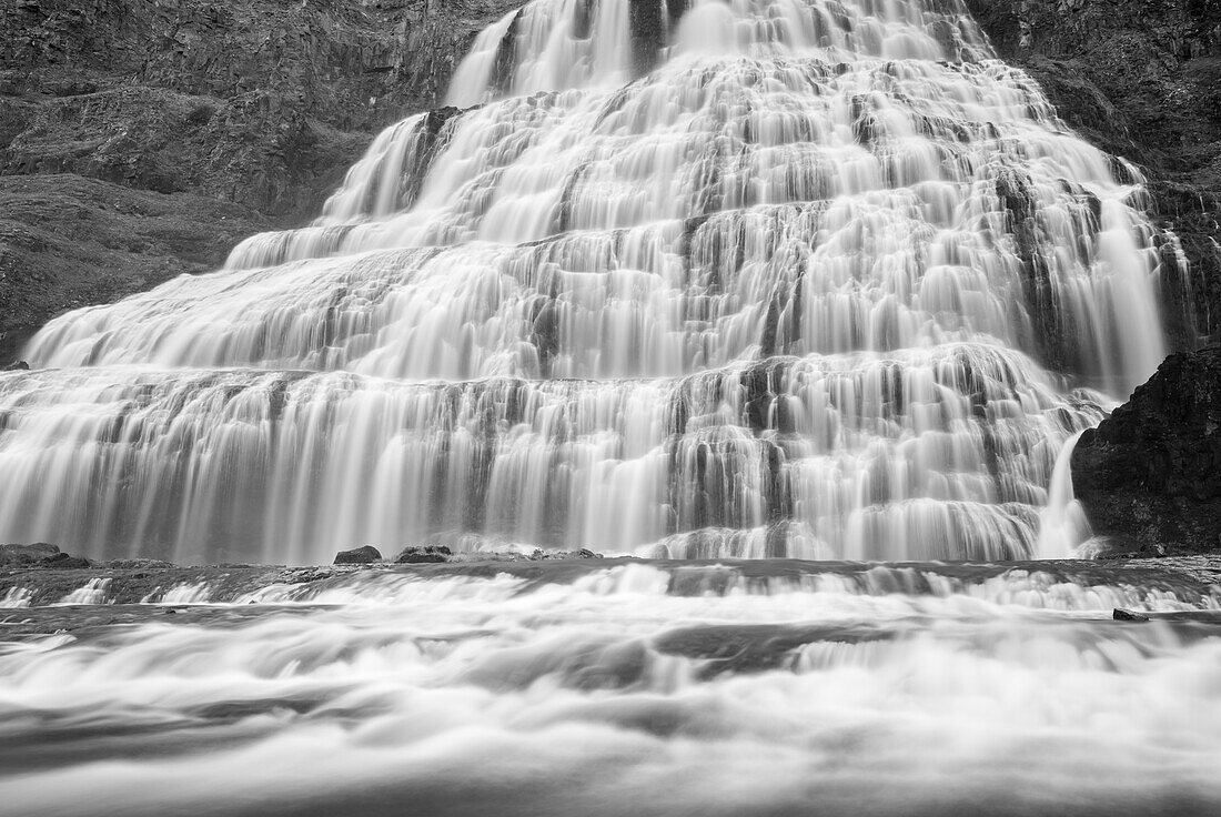 Dynjandi-Wasserfall, eine Ikone der Westfjorde im Nordwesten Islands.