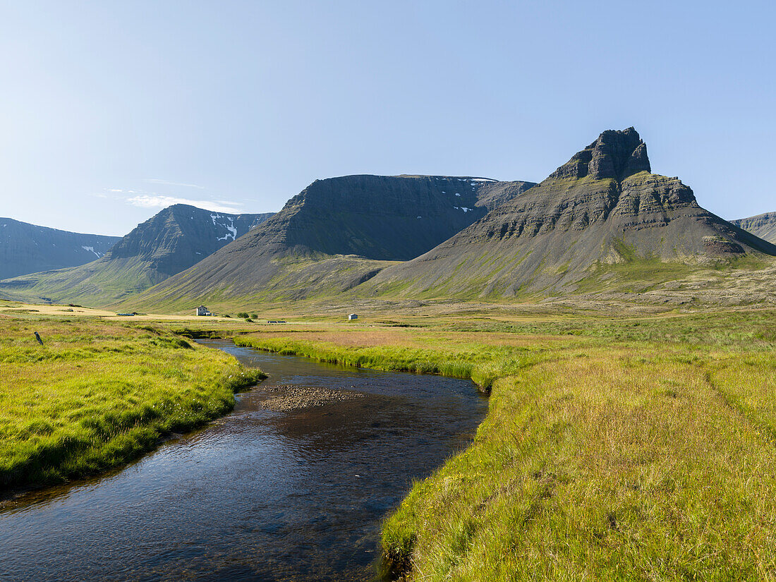 Das Tal Eyrardalur auf der Halbinsel Thingeyri. Die abgelegenen Westfjorde (Vestfirdir) im Nordwesten Islands.