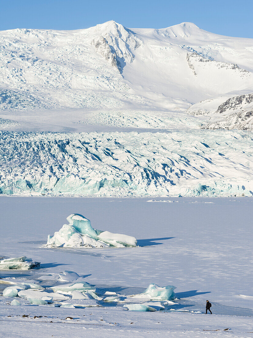 Der Gletscher Fjallsjoekull und der zugefrorene Gletschersee Fjallsarlon im Vatnajokull-Nationalpark im Winter. Island.