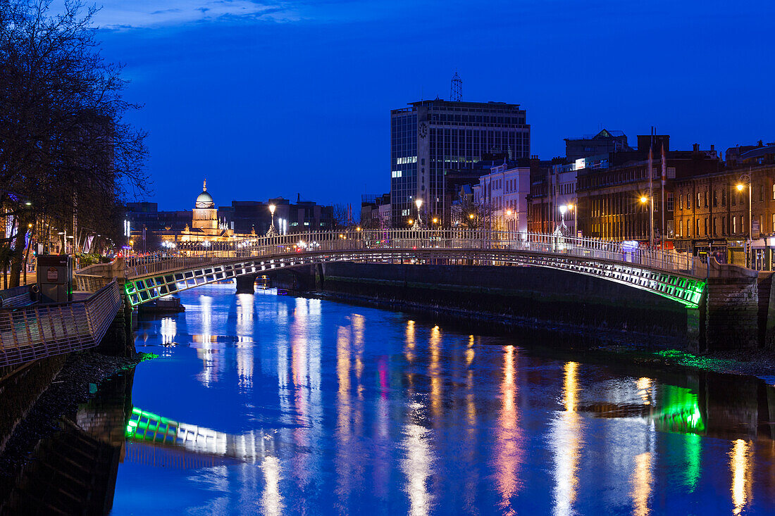 Irland, Dublin, Ha'Penny Bridge über den Fluss Liffey, Morgengrauen