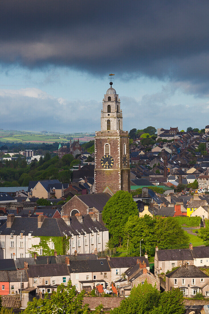 Irland, Grafschaft Cork, Cork City, Stadtansicht von oben mit St. Anne's Church, Dämmerung