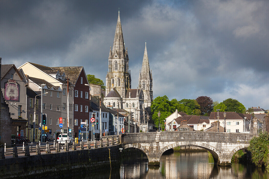 Irland, Grafschaft Cork, Cork City, St. Fin Barre's Cathedral, 19. Jahrhundert, vom Fluss Lee aus, morgens