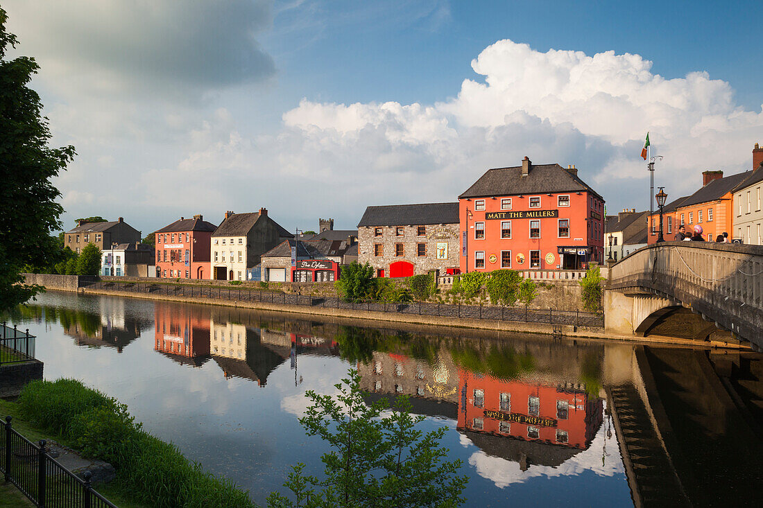 Ireland, County Kilkenny, Kilkenny City, pubs along River Nore