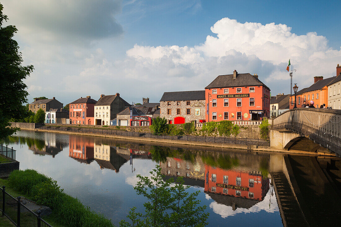 Irland, Grafschaft Kilkenny, Kilkenny Stadt, Pubs entlang des Flusses Nore