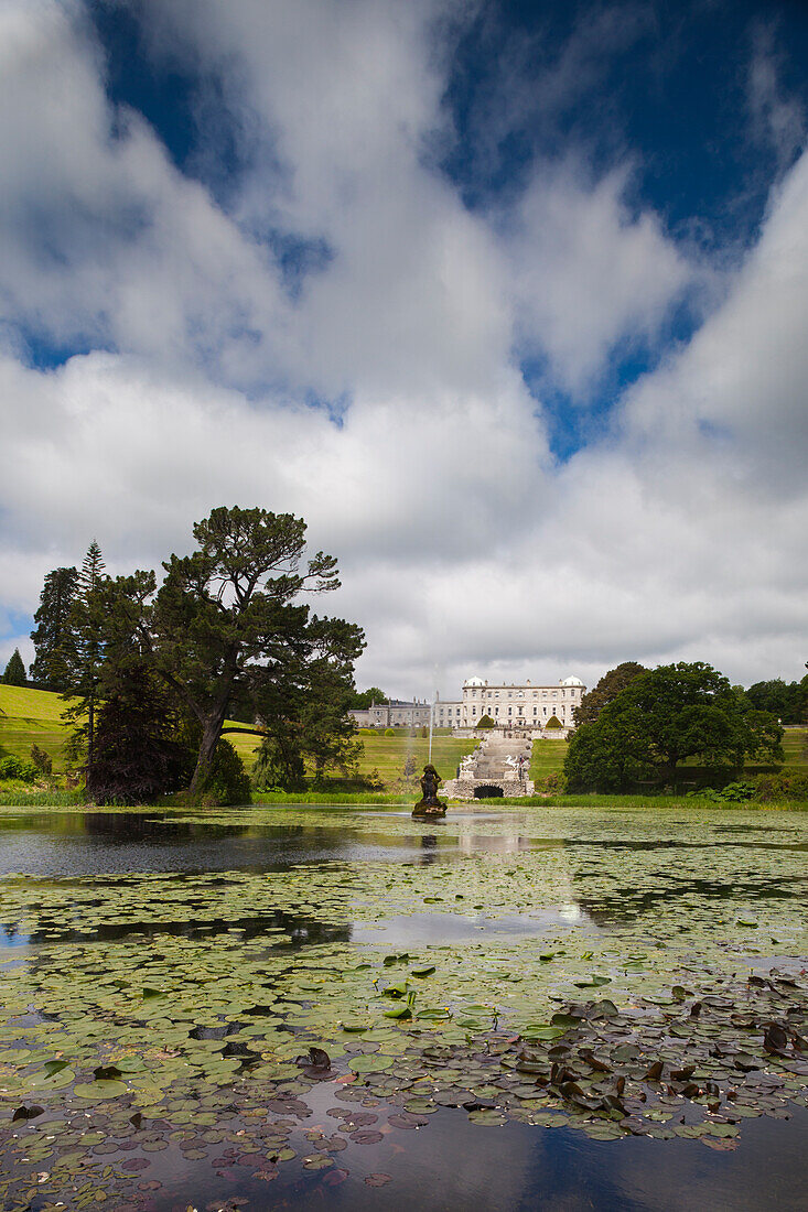 Irland, Grafschaft Wicklow, Enniskerry, Powerscourt Estate, Powerscourt House vom Triton-See aus