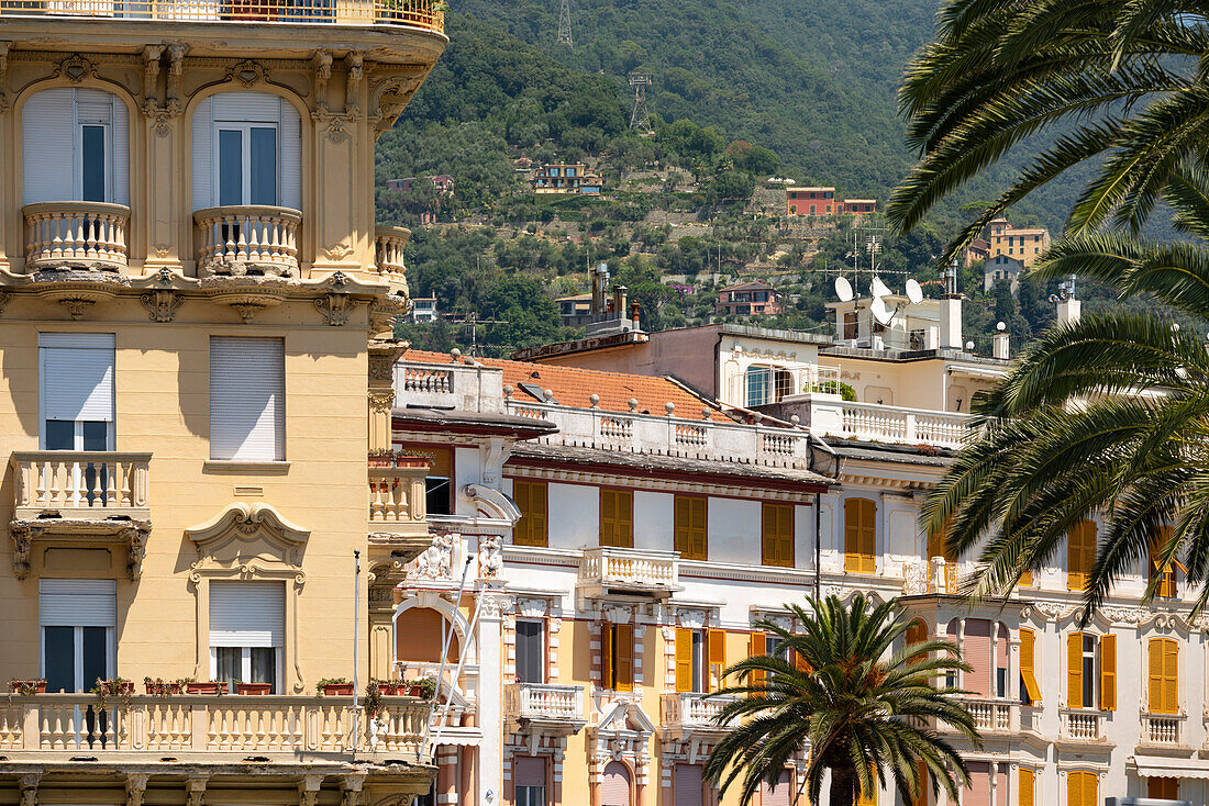 Italien, Provinz Genua, Rapallo. Farbenfrohe Gebäude in einem Ferienort