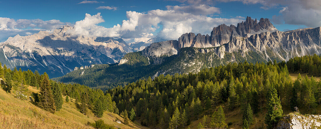 Die Bergketten Croda da Lago und Lastoni di Formin, Dolomiten, Belluno, Italien