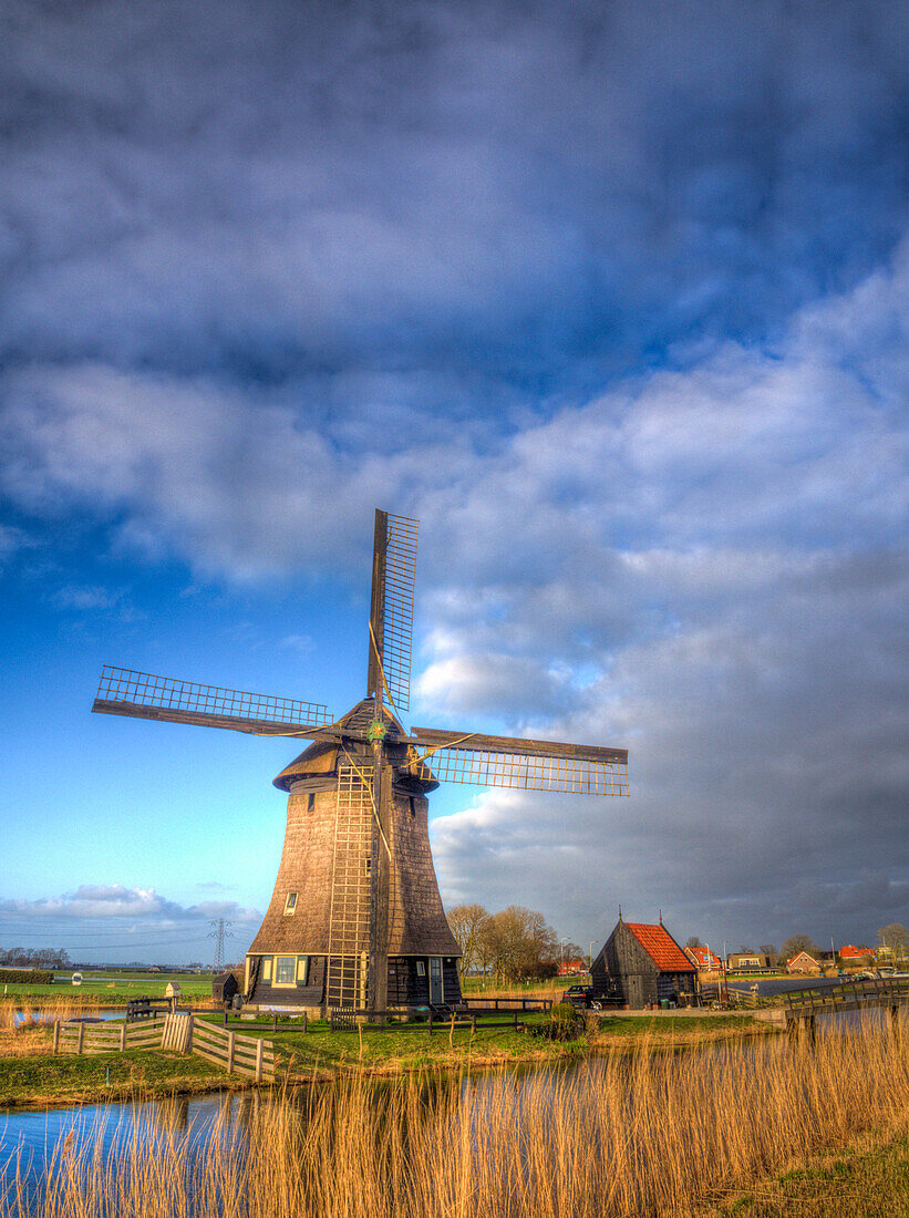 Niederlande, Nord-Holland, Windmühle entlang der Gracht