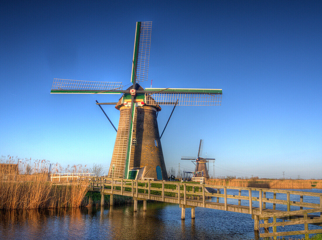 Niederlande, Kinderdijk, Sonnenaufgang entlang der Gracht mit Windmühlen
