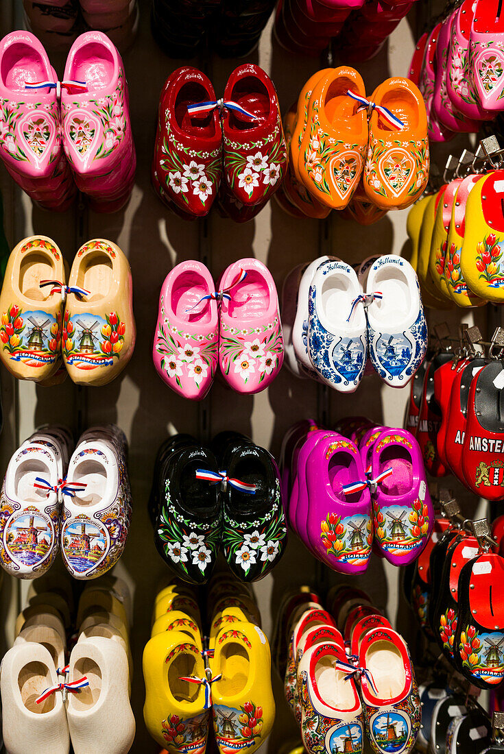 Niederlande, Amsterdam. Holländische Holzschuhe als Souvenir