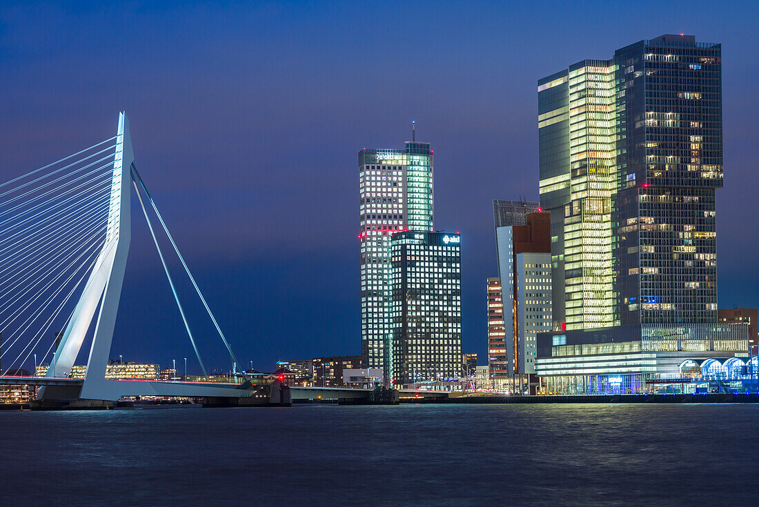 Niederlande, Rotterdam. Erasmusbrug-Brücke und neue Geschäftstürme in den renovierten Hafenanlagen