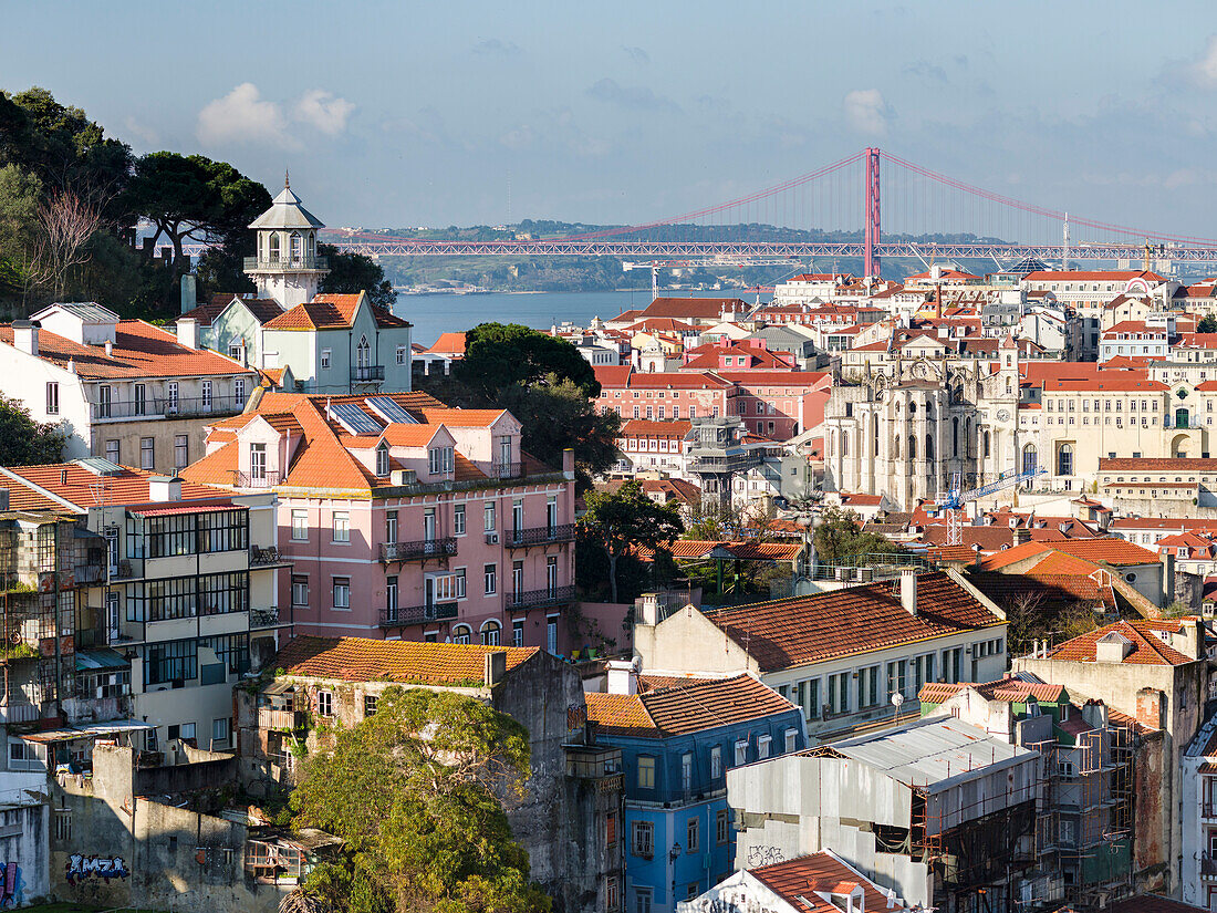 Blick über die Stadtteile Baixa und Bairro Alto in Richtung des Flusses Tajo (Rio Tejo). Lissabon (Lisboa), die Hauptstadt Portugals.