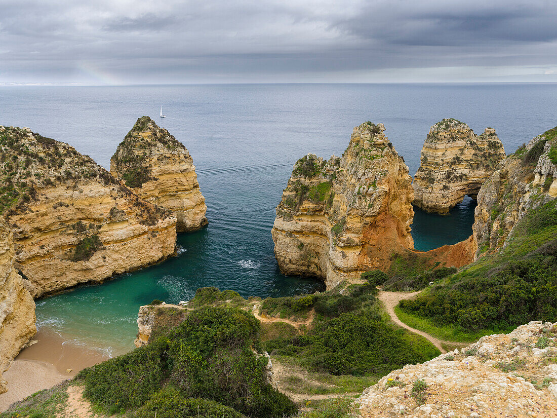 Die Klippen und Schornsteine von Ponta da Piedade an der Felsenküste der Algarve in Portugal.