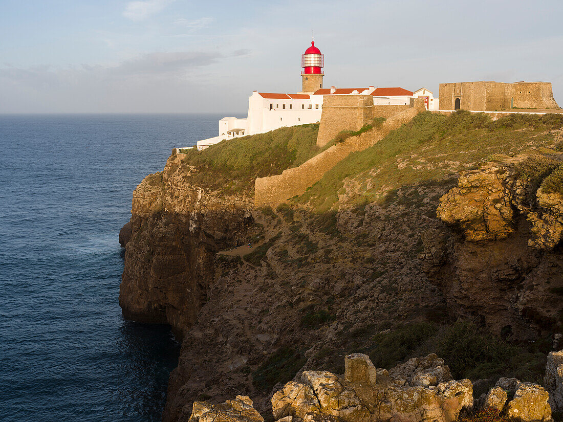 Cabo de Sao Vincente (Kap St. Vincent) mit seinem Leuchtturm an der Felsenküste der Algarve in Portugal.