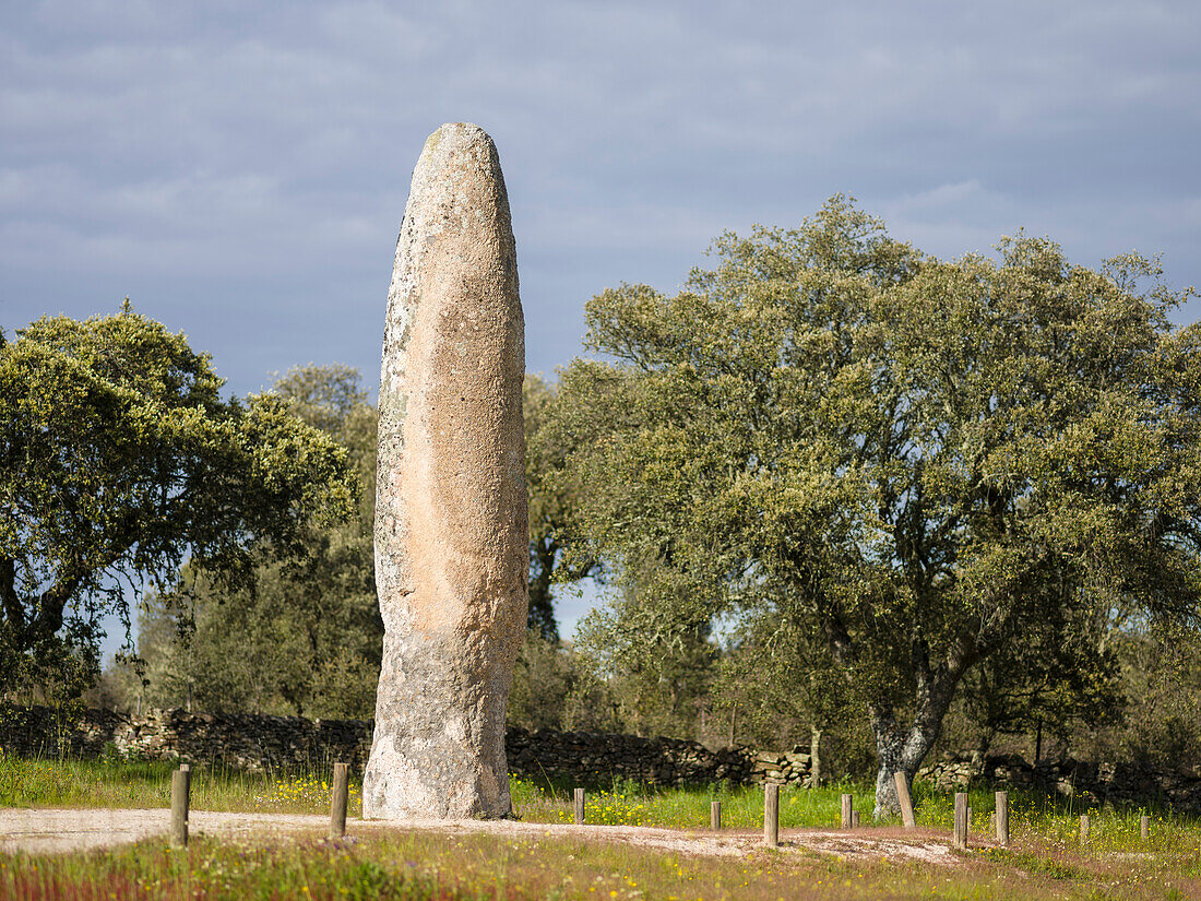 Menhir da Meada in der Nähe von Marvao im Alentejo. Der Menhir da Meada ist der höchste Menhir auf der Iberischen Halbinsel, Portugal