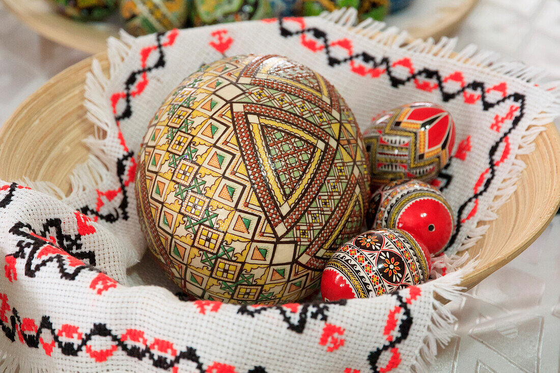 Rumänien. Bukowina, Moldawien, bekannt für bemalte Eier als Dekoration für die Osterfeiertage.