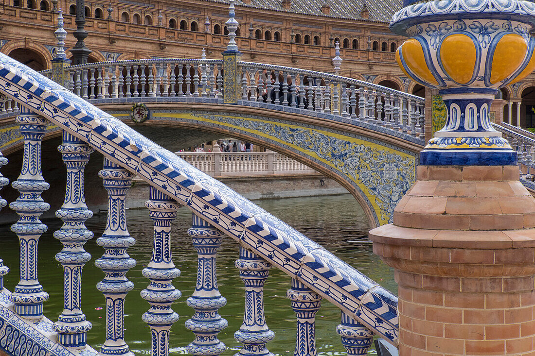 Spanien, Andalusien, Sevilla. Die aufwendig und traditionell dekorierte Plaza de Espana, die für die Iberoamerikanische Ausstellung 1929 errichtet wurde.