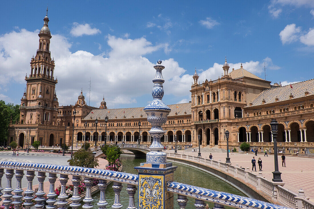 Spanien, Andalusien, Sevilla. Die aufwendig und traditionell dekorierte Plaza de Espana, erbaut für die Ibero-Amerikanische Ausstellung 1929.