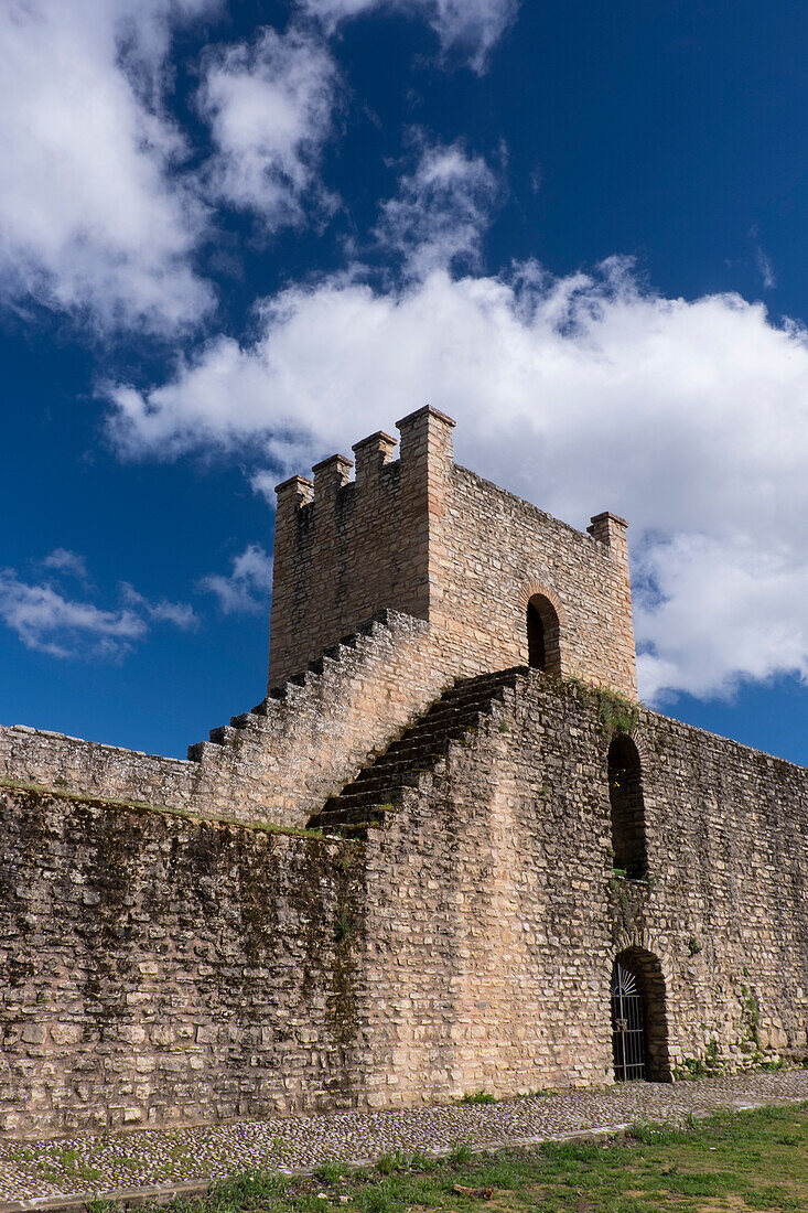 Spanien, Andalusien,. Die historische römische Steinmauer am Rande von Ronda.