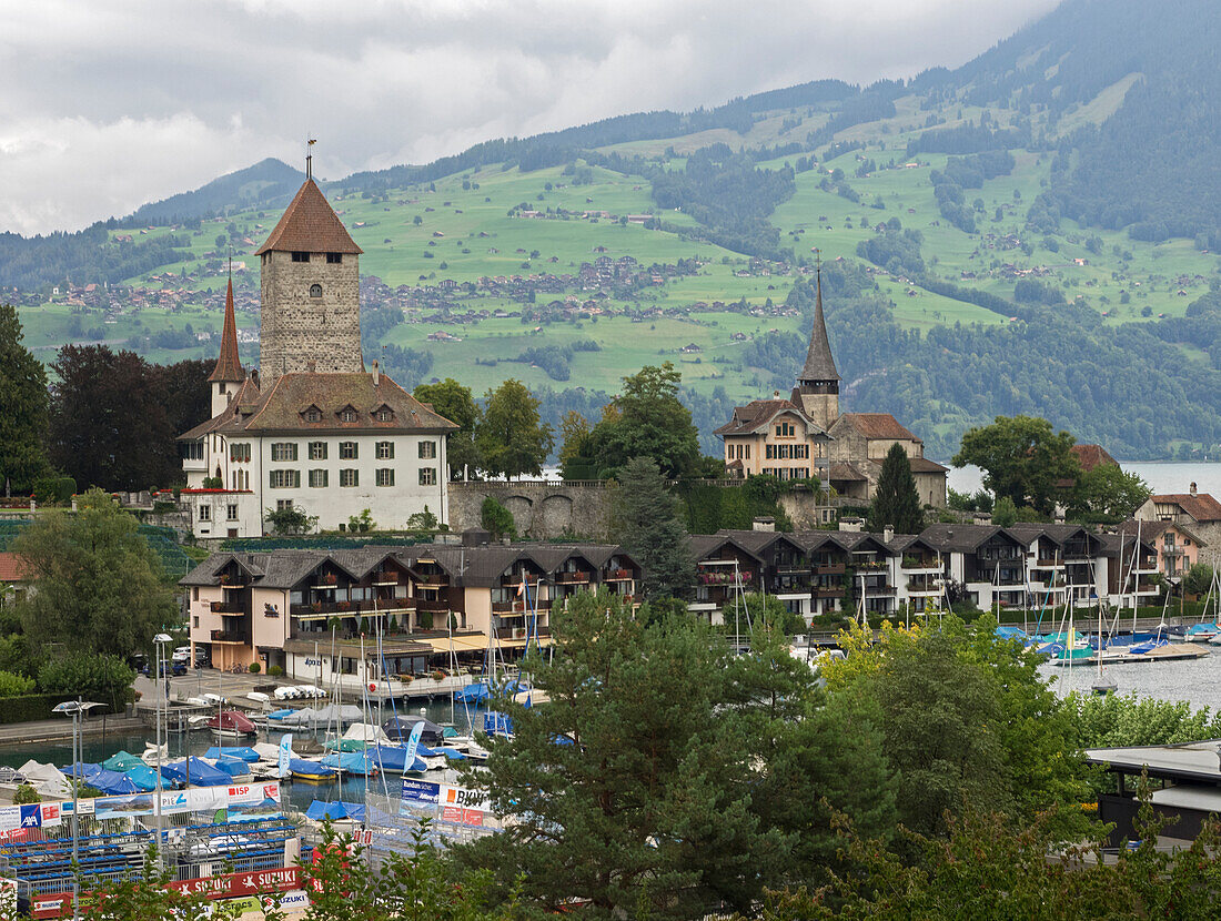 Schweiz, Kanton Bern, Spiez, Blick auf die Stadt und die Spiezer Bucht