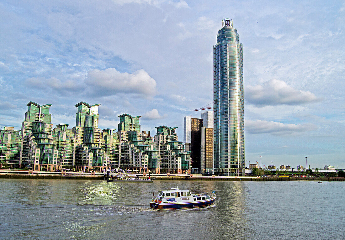 Europa, Vereinigtes Königreich, England, London Borough of Lambeth, Vauxhall. St. George Wharf am Flussufer mit dem St. George Wharf Tower (Vauxhall Tower).