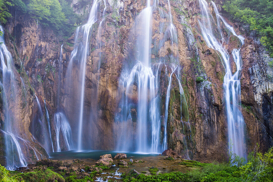 Kroatien, Nationalpark Plitvicer Seen. Aussicht auf einen Wasserfall