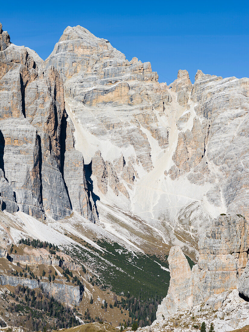Die Gipfel des Monte Tofane und der Cinque Torri (im Vordergrund) in den Dolomiten von Cortina d'Ampezzo. Die Dolomiten gehören zum UNESCO-Welterbe. (Großformatige Bilder verfügbar)