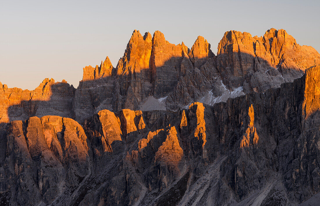 Die Dolomiten in der Nähe des Passo Giau. Blick Richtung Norden nach Cortina d'Ampezzo. Der Berg Croda da Lago. Die Dolomiten sind Teil des UNESCO-Welterbes. (Großformatige Bilder verfügbar)