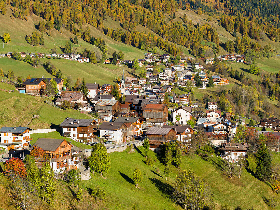 Das Dorf Selva di Cadore im Val Fiorentina. Die Dolomiten des Veneto sind Teil des UNESCO-Welterbes, Italien