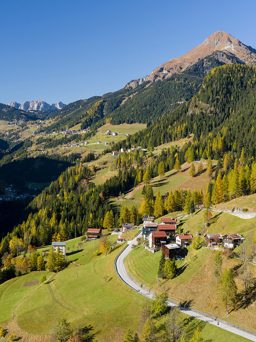 Val de Fodom in Richtung Buchenstein (Livinallongo) in den Dolomiten des Veneto. Teil des UNESCO-Welterbes, Italien