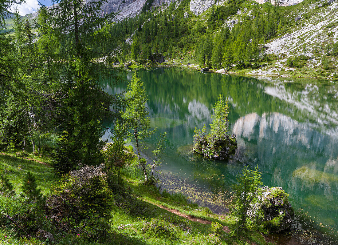 Lago de Federa bei Croda da Lago in den Dolomiten des Veneto bei Cortina d'Ampezzo. Teil des UNESCO-Weltnaturerbes, Italien.